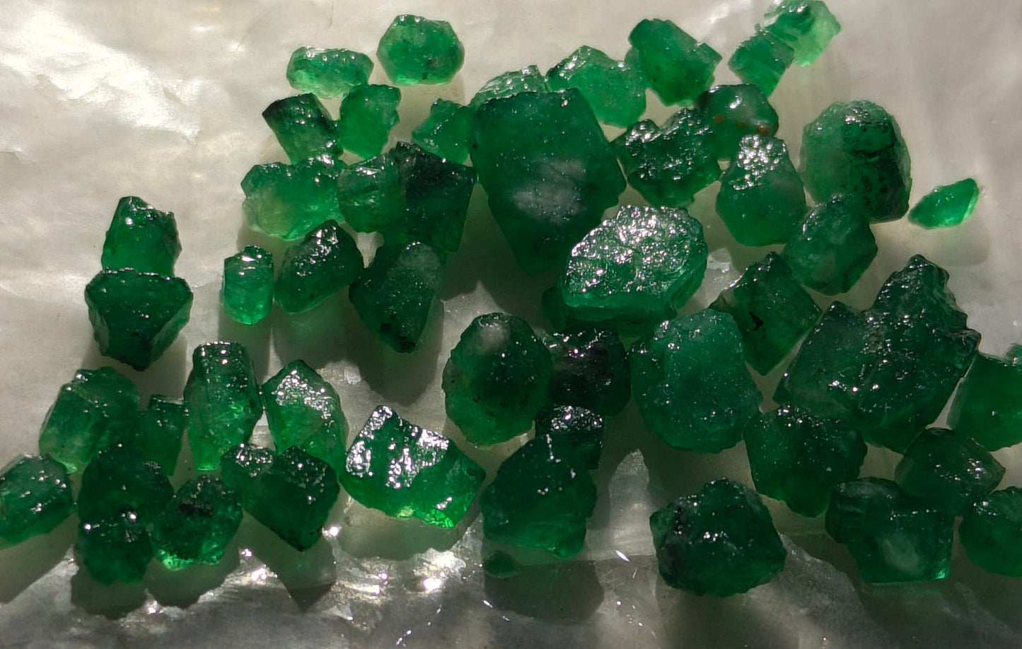 💎 Swat Valley Emerald – Old Mine Rough Cutting-Grade Stones (Vivid Green)