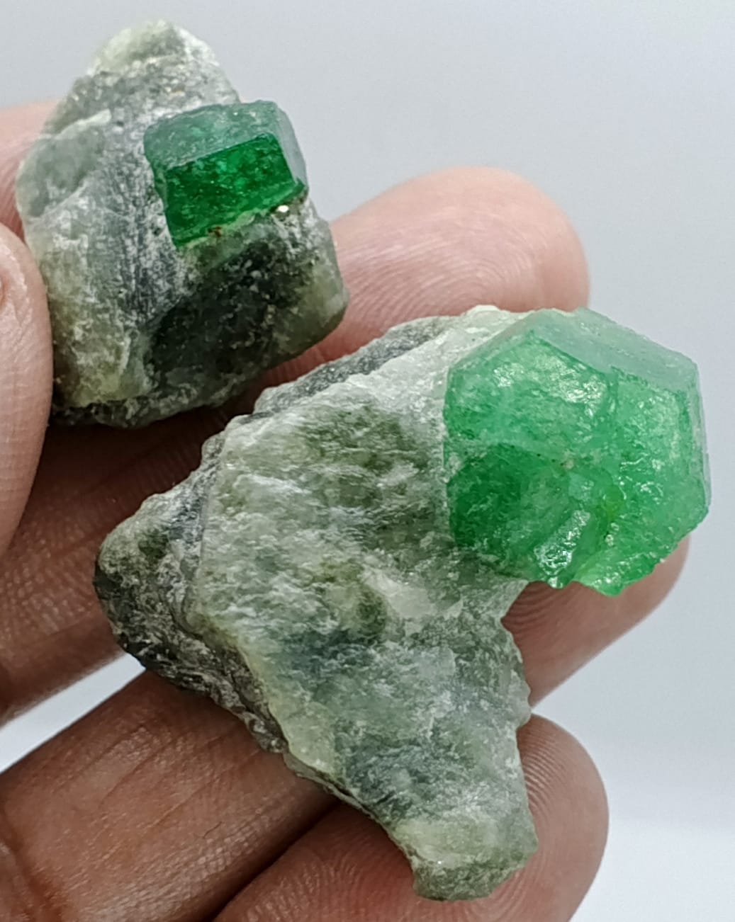 💚 Emerald – Perfect Specimens with Mother Rock (Natural Crystal in Matrix)