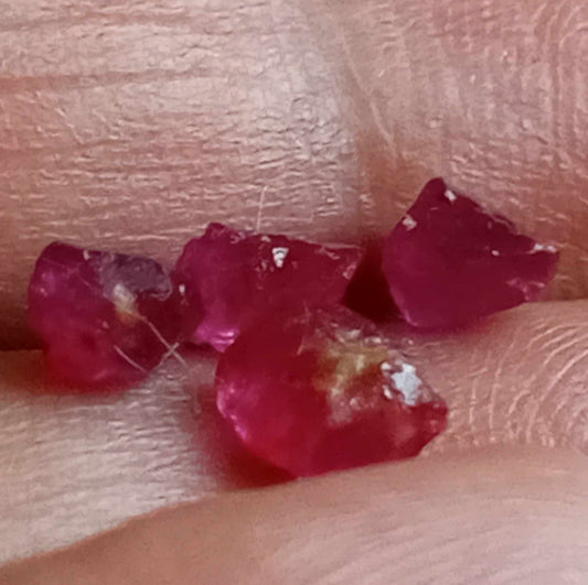 ❤️ Ruby – Natural Rough Stones (Uncut Corundum Crystals)