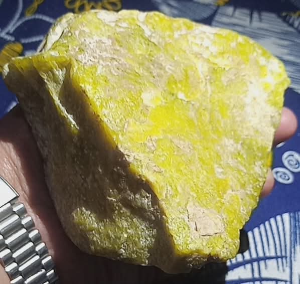 💛 Yellow Serpentine Jade – Translucent Natural Gemstone